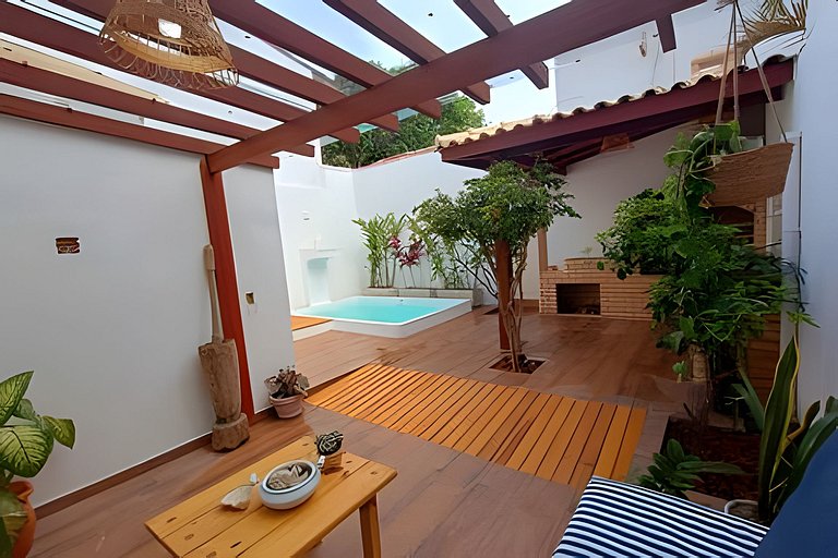 Casa com piscina e churrasqueira a 200m da praia