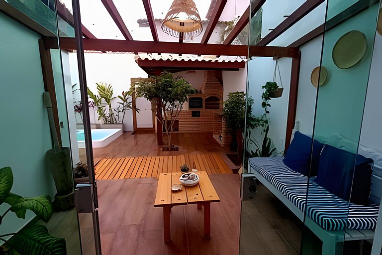 Casa com piscina e churrasqueira a 200m da praia