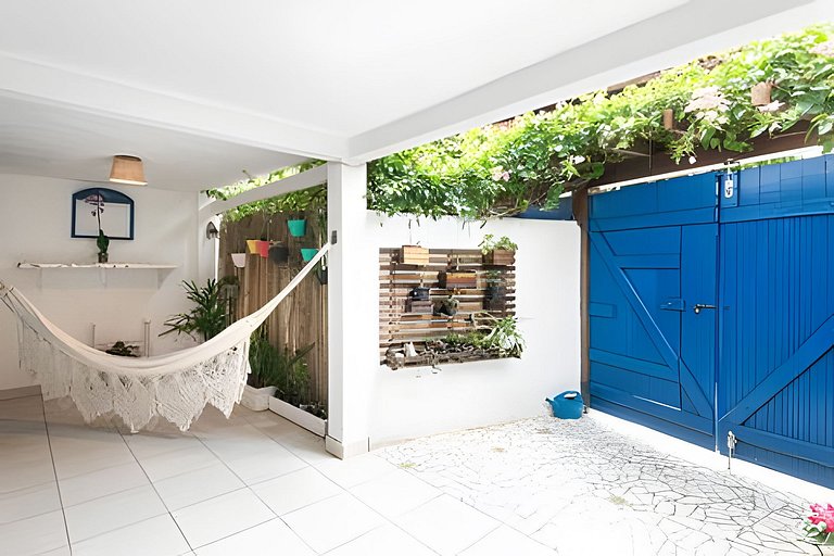 Casa com piscina e churrasqueira a 200m da praia